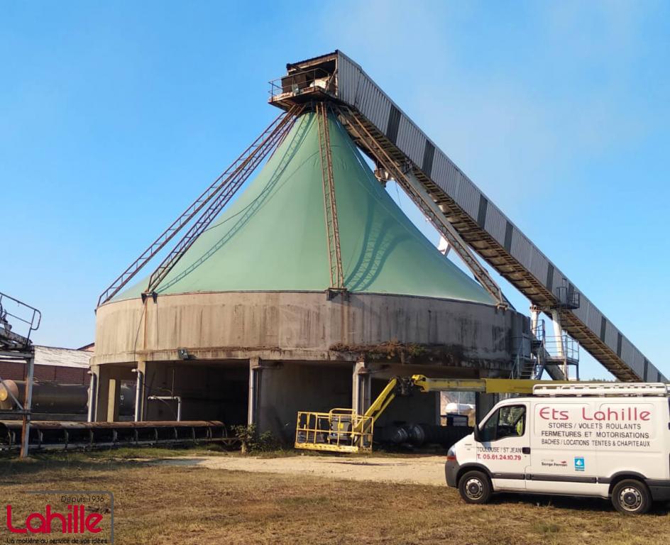 Couverture d'un silo de bois